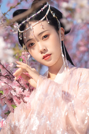 她来自胡志明市在线观看