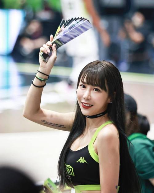 瞒着老公加班的HR中字